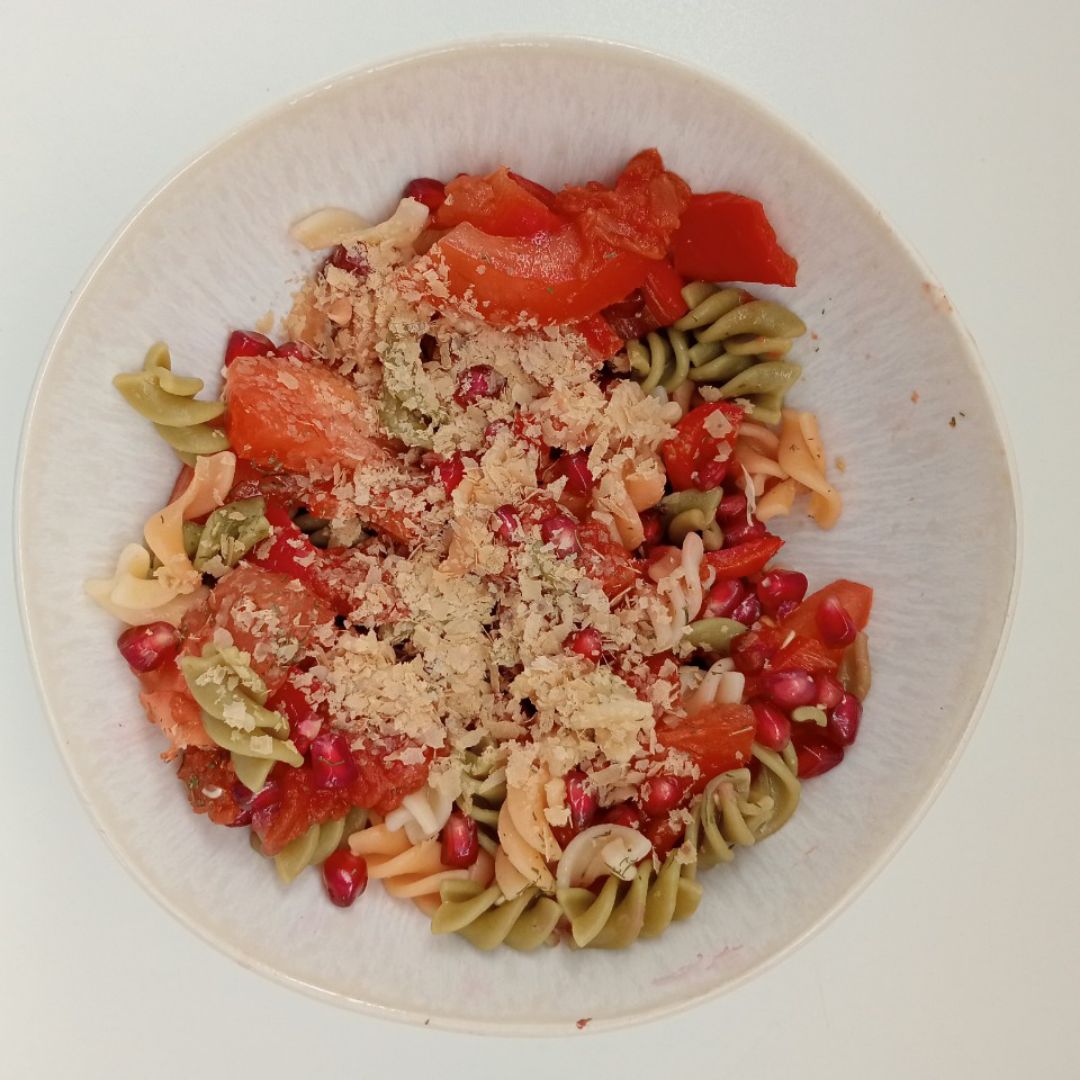 Macarrones con tomate 🍅, pimiento 🫑 y granada  Paso 2