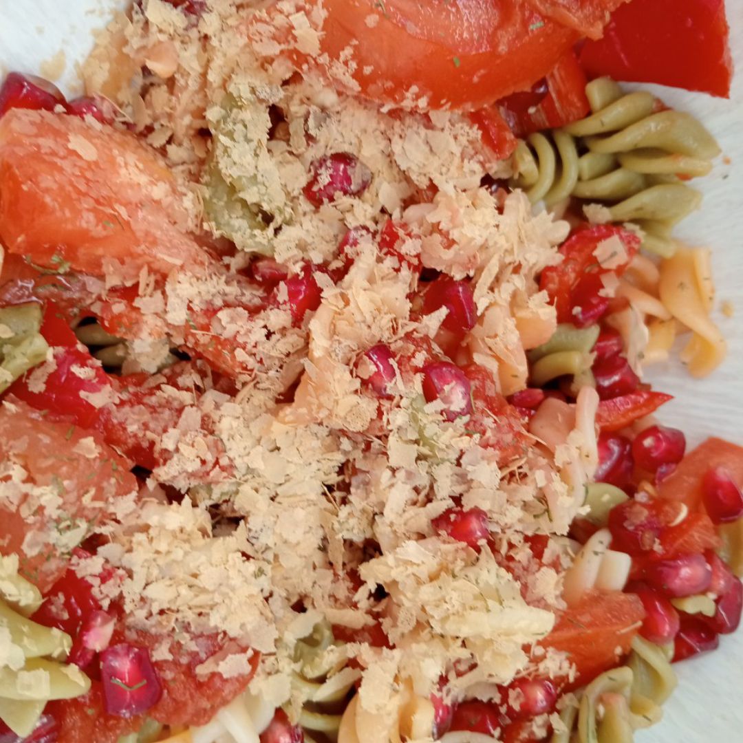 Macarrones con tomate 🍅, pimiento 🫑 y granada  Paso 2