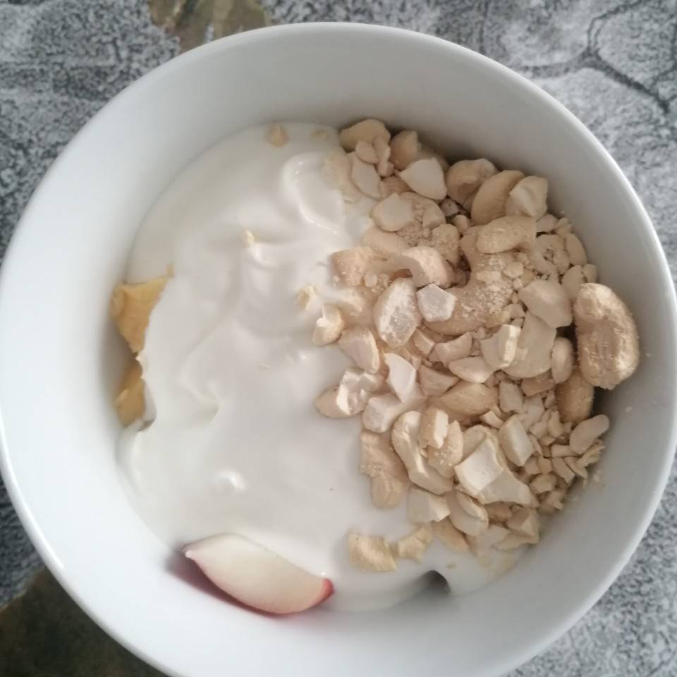 Bol de kefir con fruta y frutos secos