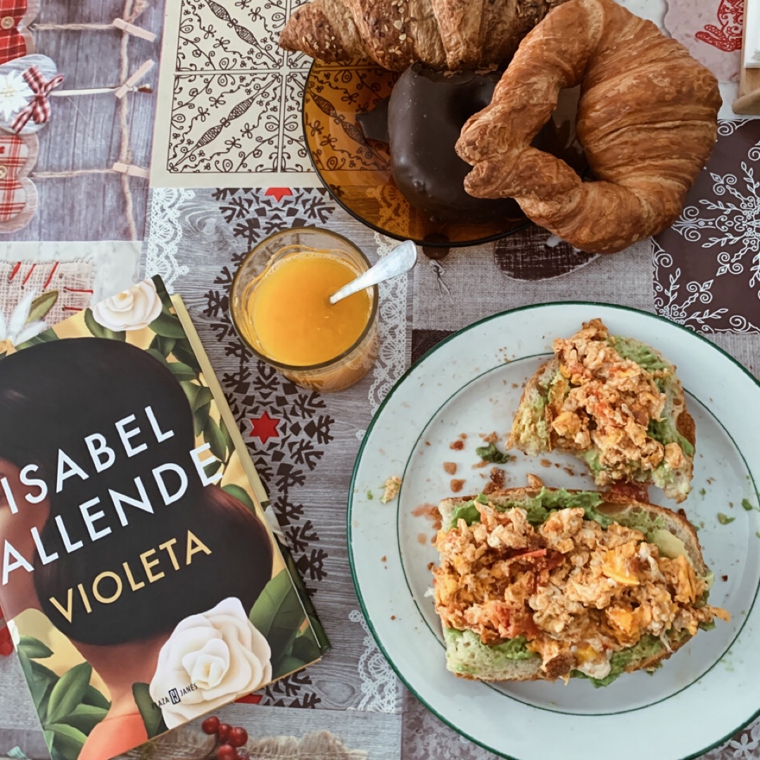 Tostadas con huevos revueltos con tomáte y aguacate. Tostadas con huevos revueltos con tomáte y aguacate.