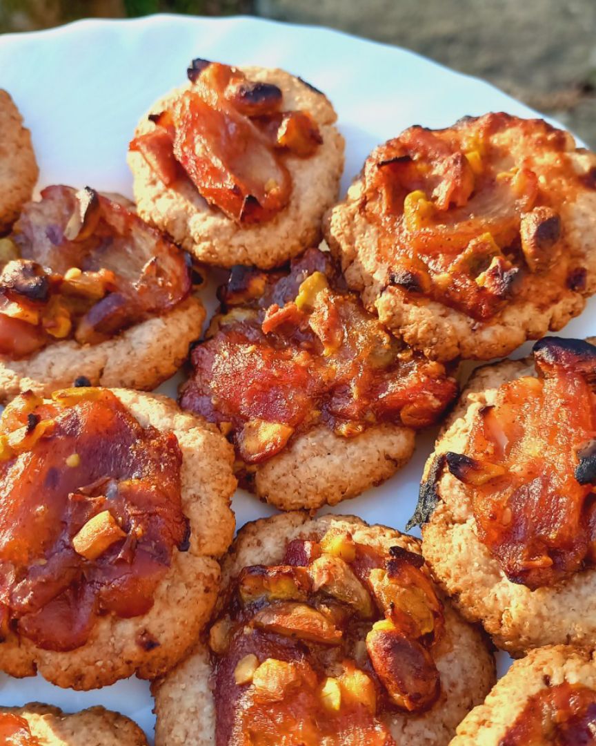 Galletas de tahini con cobertura de dátiles, canela, limón y pistachos 🤎💚🍋 Galletas de tahini con cobertura de dátiles, canela, limón y pistachos 🤎💚🍋