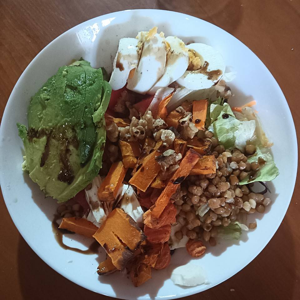 Ensalada proteica de lentejas, queso y huevo 