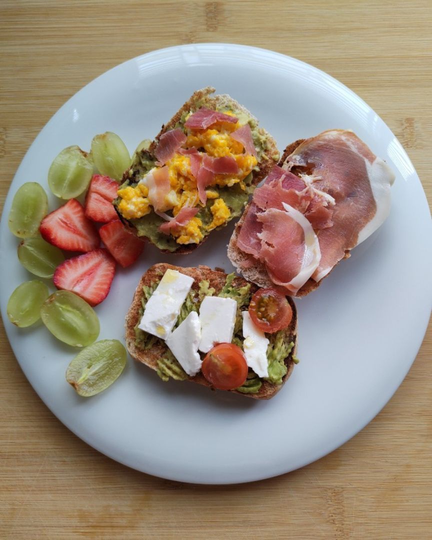 Tostas desayuno variadas y fruta Tostas desayuno variadas y fruta