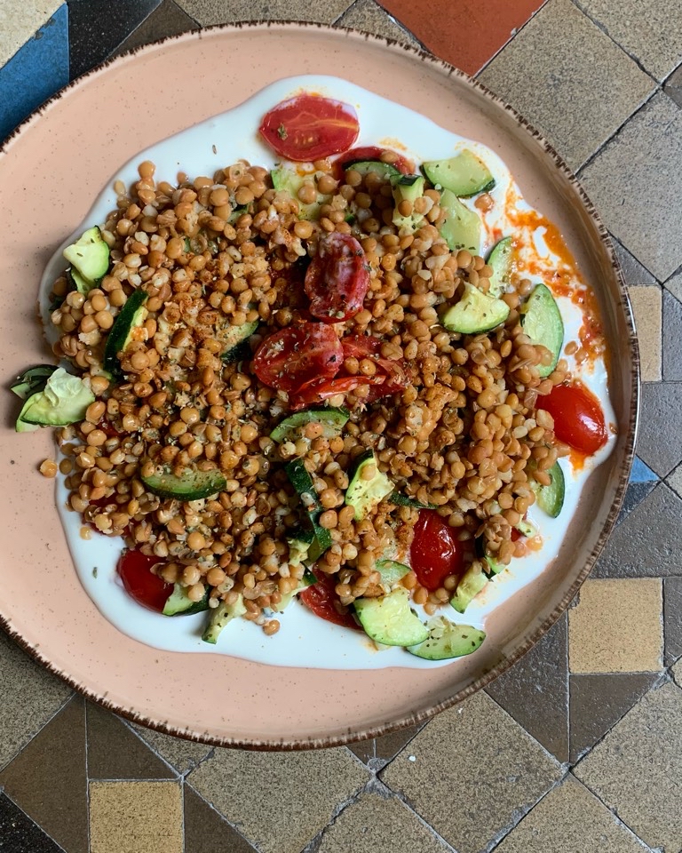 Lentejas con calabacín, tomate y yogur de coco Lentejas con calabacín, tomate y yogur de coco