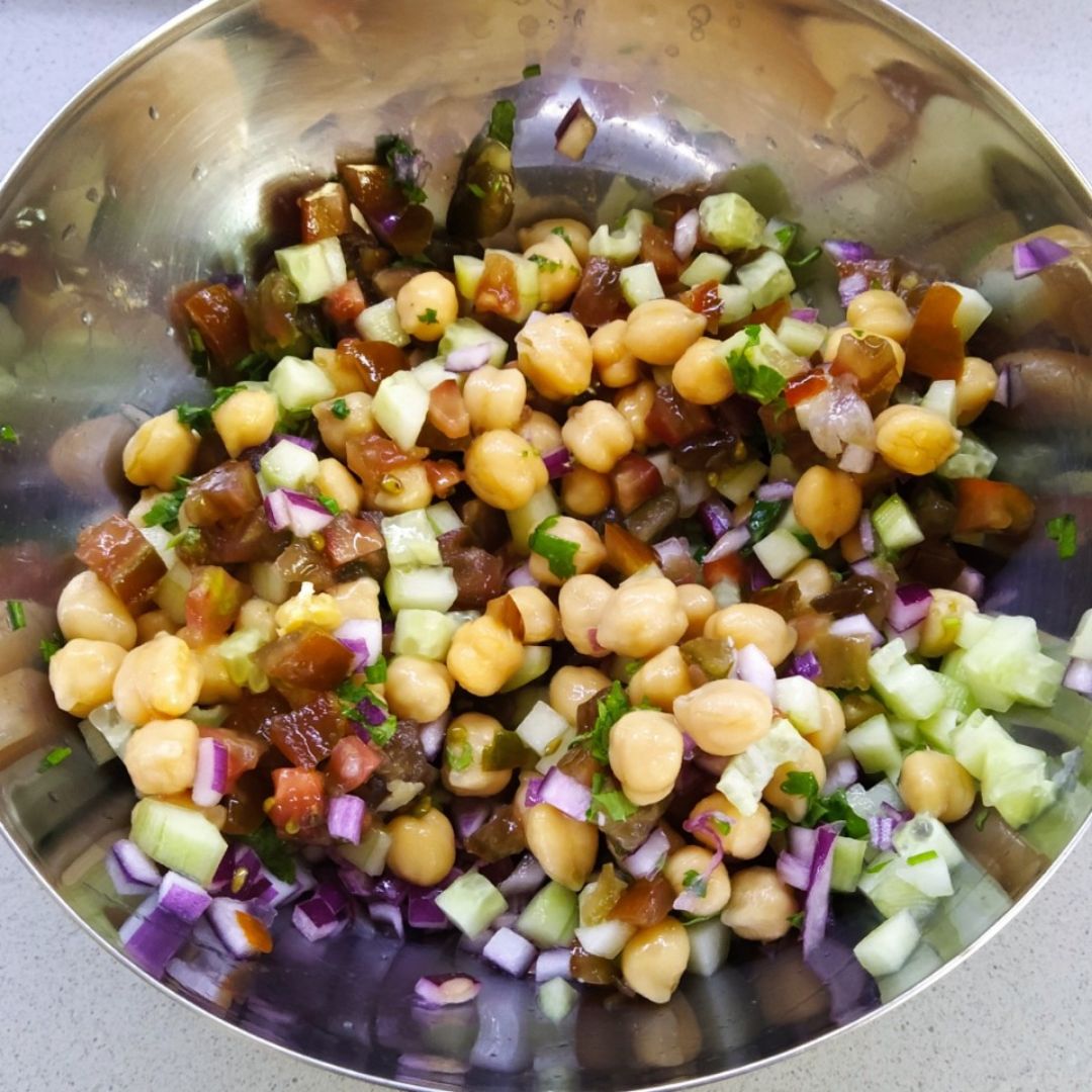 Ensalada de garbanzos con tomate, pepino y cebolla morada Ensalada de garbanzos con tomate, pepino y cebolla morada