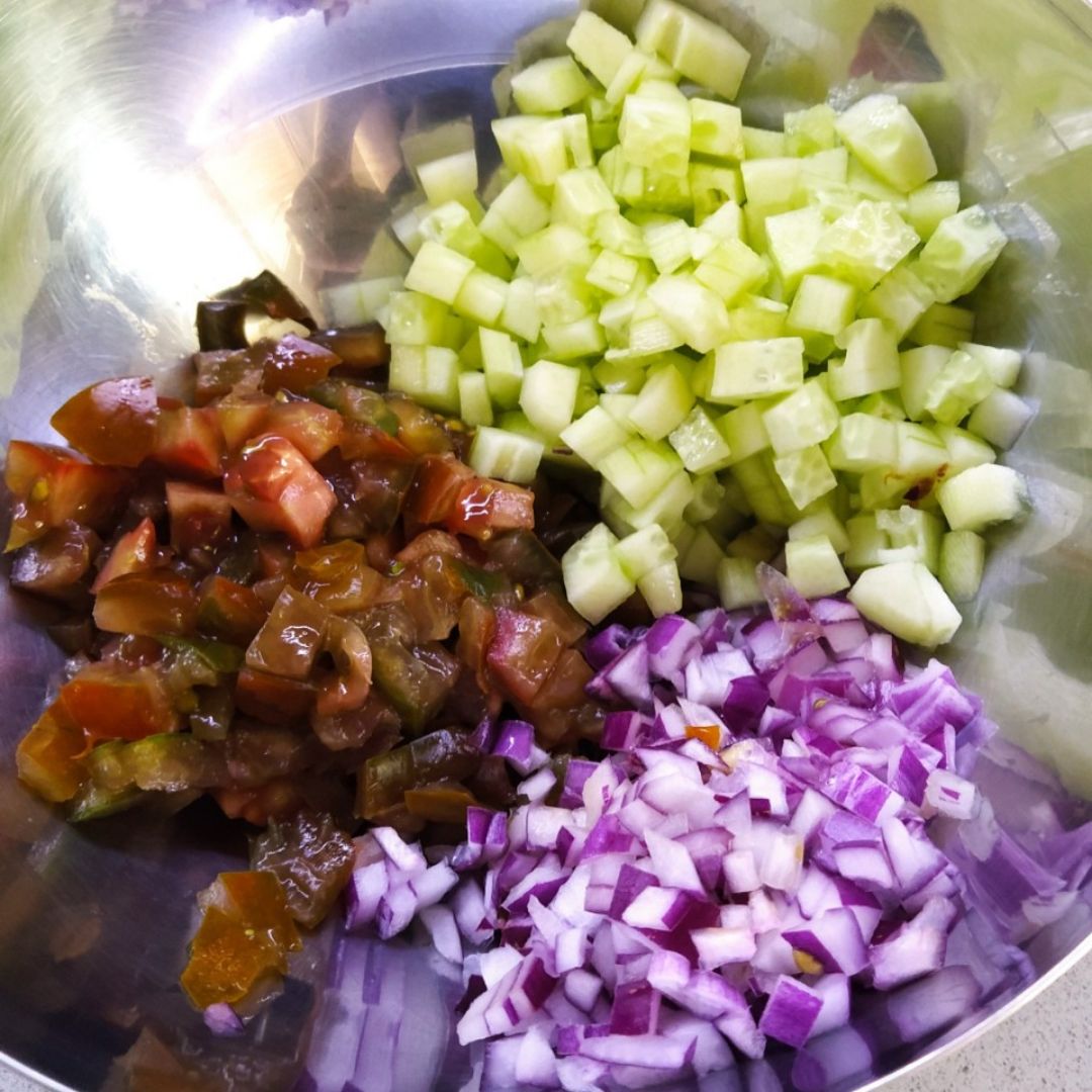 Ensalada de garbanzos con tomate, pepino y cebolla morada Paso 0 Ensalada de garbanzos con tomate, pepino y cebolla morada Paso 0