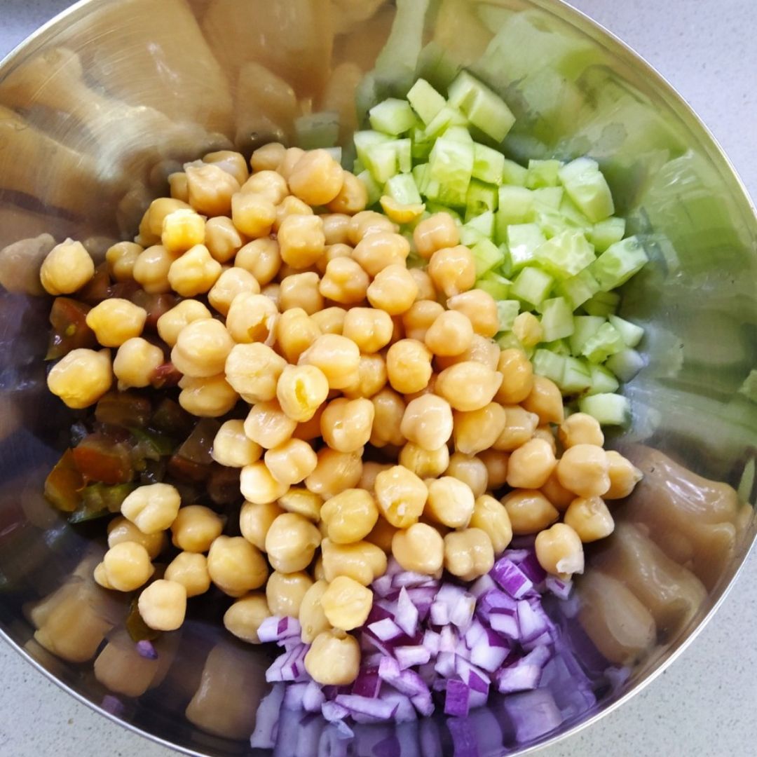 Ensalada de garbanzos con tomate, pepino y cebolla morada Paso 1 Ensalada de garbanzos con tomate, pepino y cebolla morada Paso 1