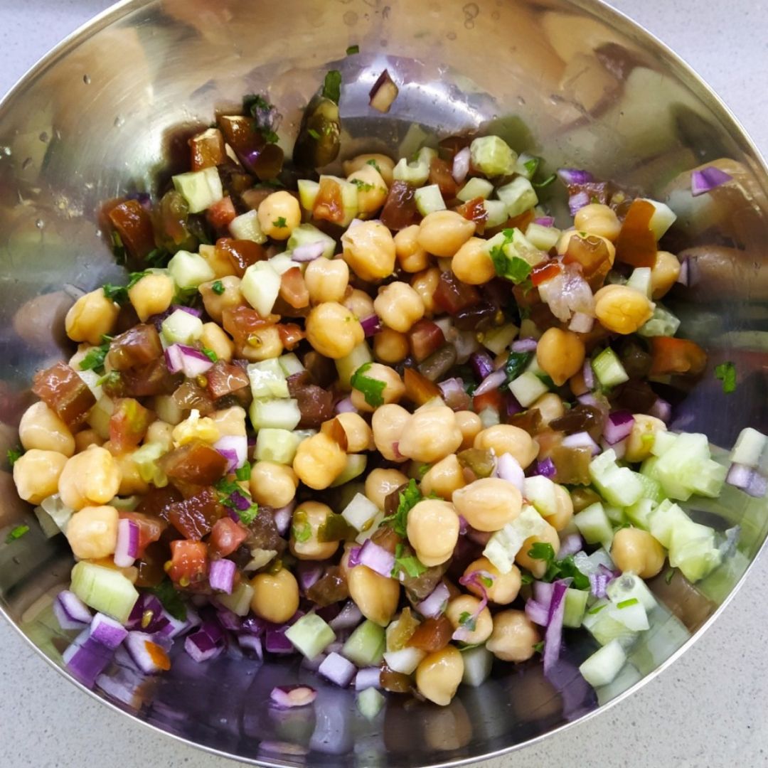 Ensalada de garbanzos con tomate, pepino y cebolla morada Paso 2 Ensalada de garbanzos con tomate, pepino y cebolla morada Paso 2