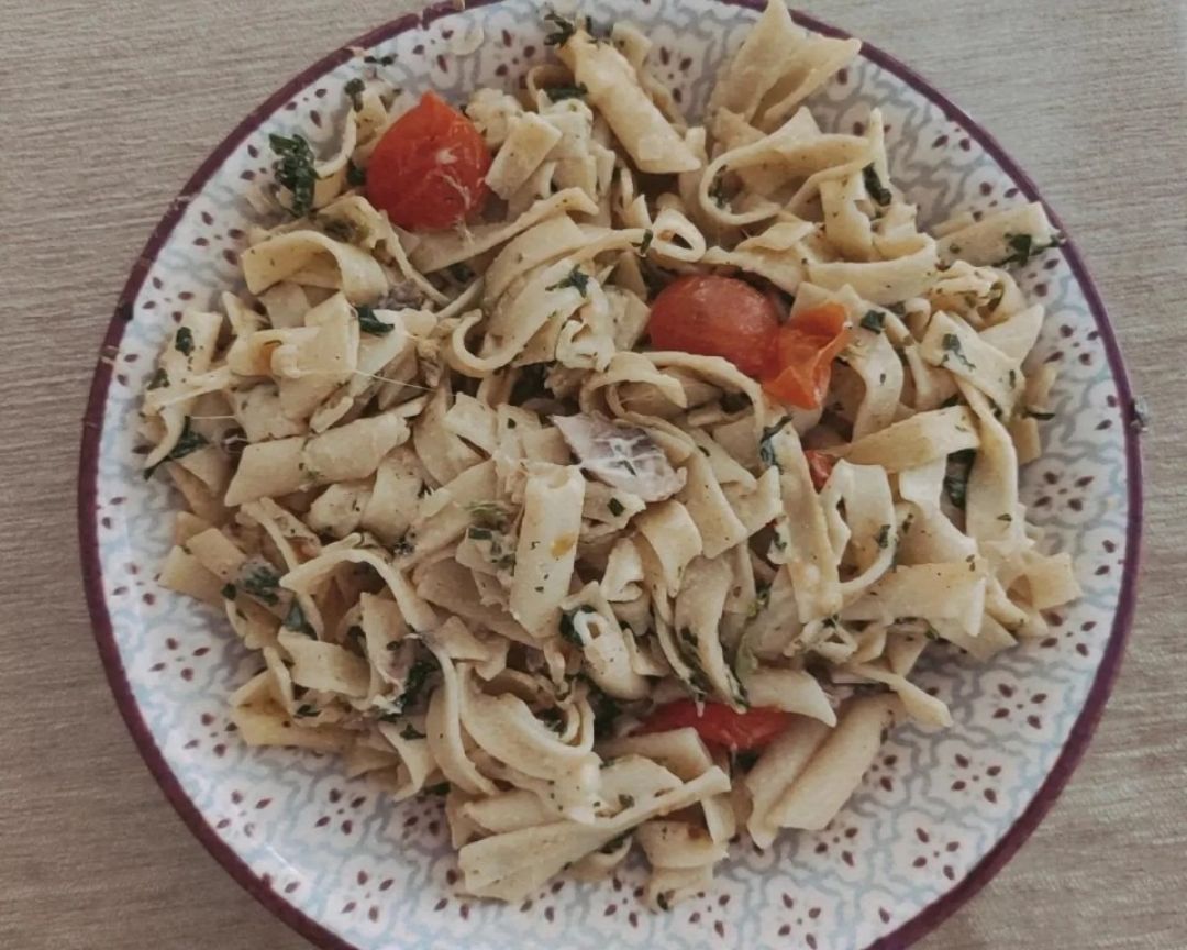 Pasta con cherrys, champiñones y espinacas Pasta con cherrys, champiñones y espinacas