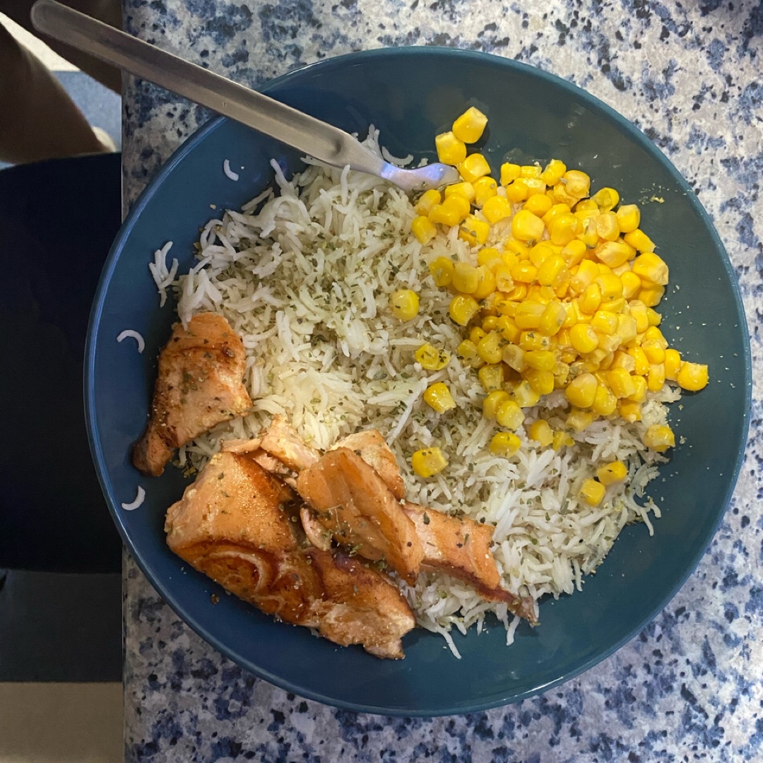 Salmón con arroz y maiz Salmón con arroz y maiz