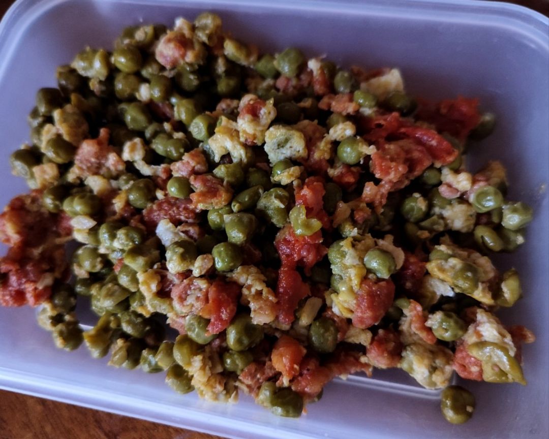 Revuelto de guisantes picantes con chichas. Paso 0
