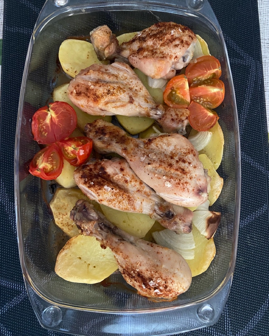 Muslo tos de pollo al horno con papas panaderas Muslo tos de pollo al horno con papas panaderas