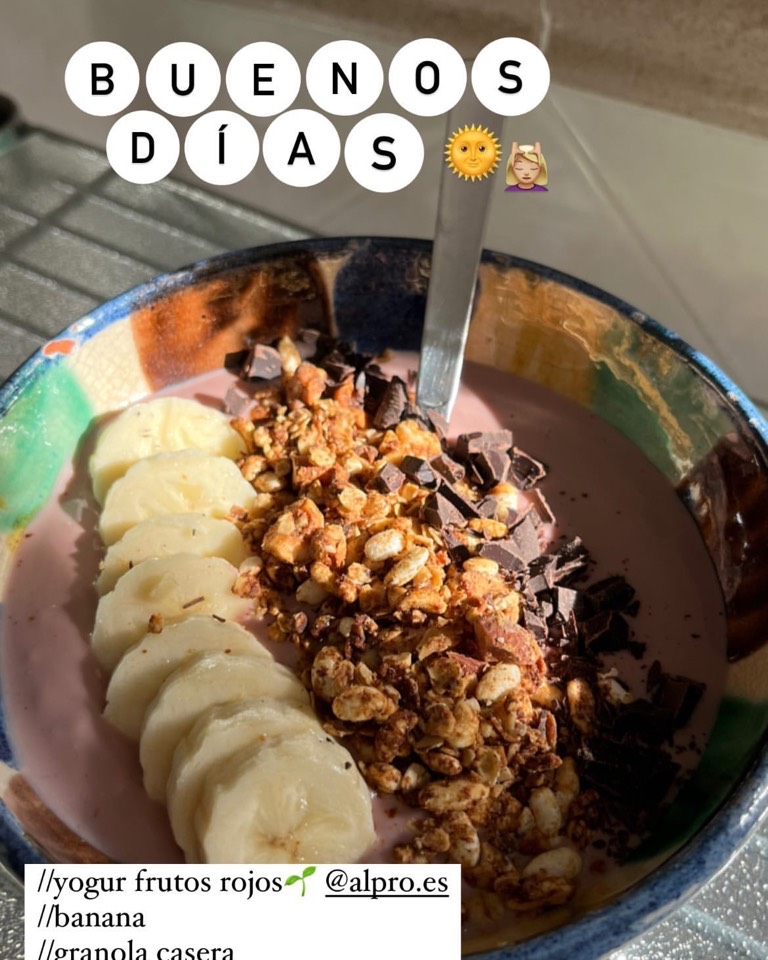 Bowl de yogur con granola casera Bowl de yogur con granola casera