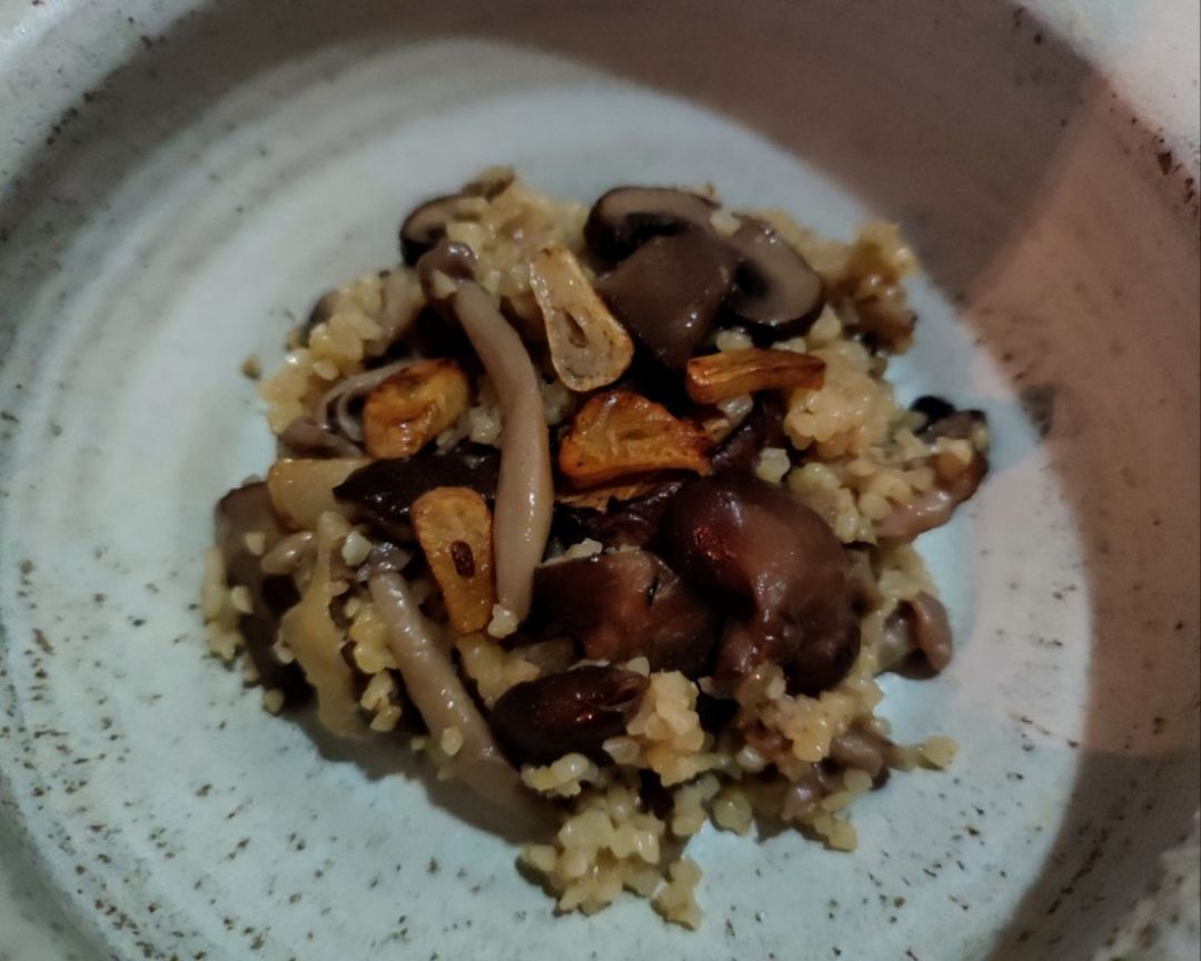 Bulgur con trío de setas y cebolla caramelizada sin azúcar. Bulgur con trío de setas y cebolla caramelizada sin azúcar.