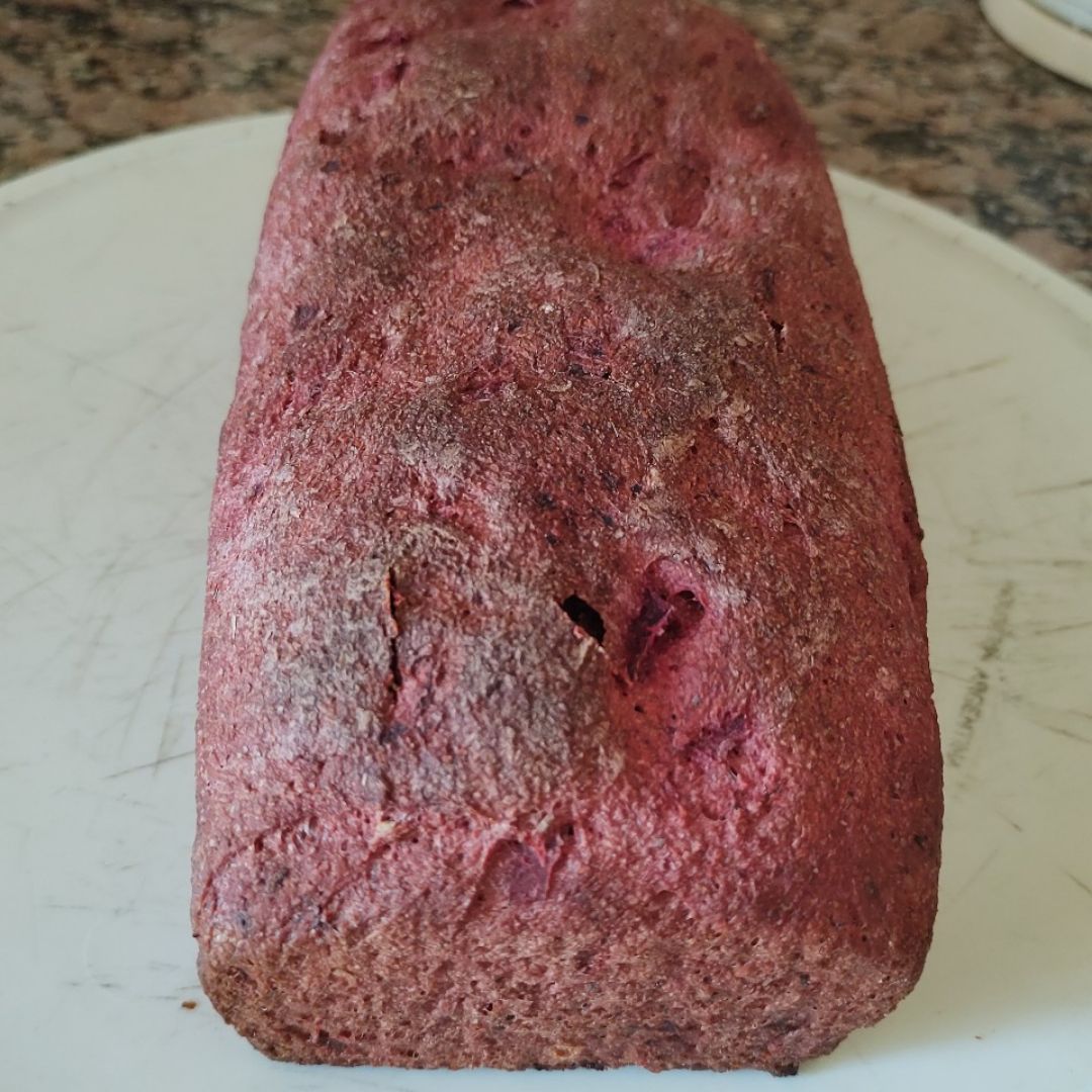 Pan de molde integral de remolacha, albahaca y ajo Pan de molde integral de remolacha, albahaca y ajo