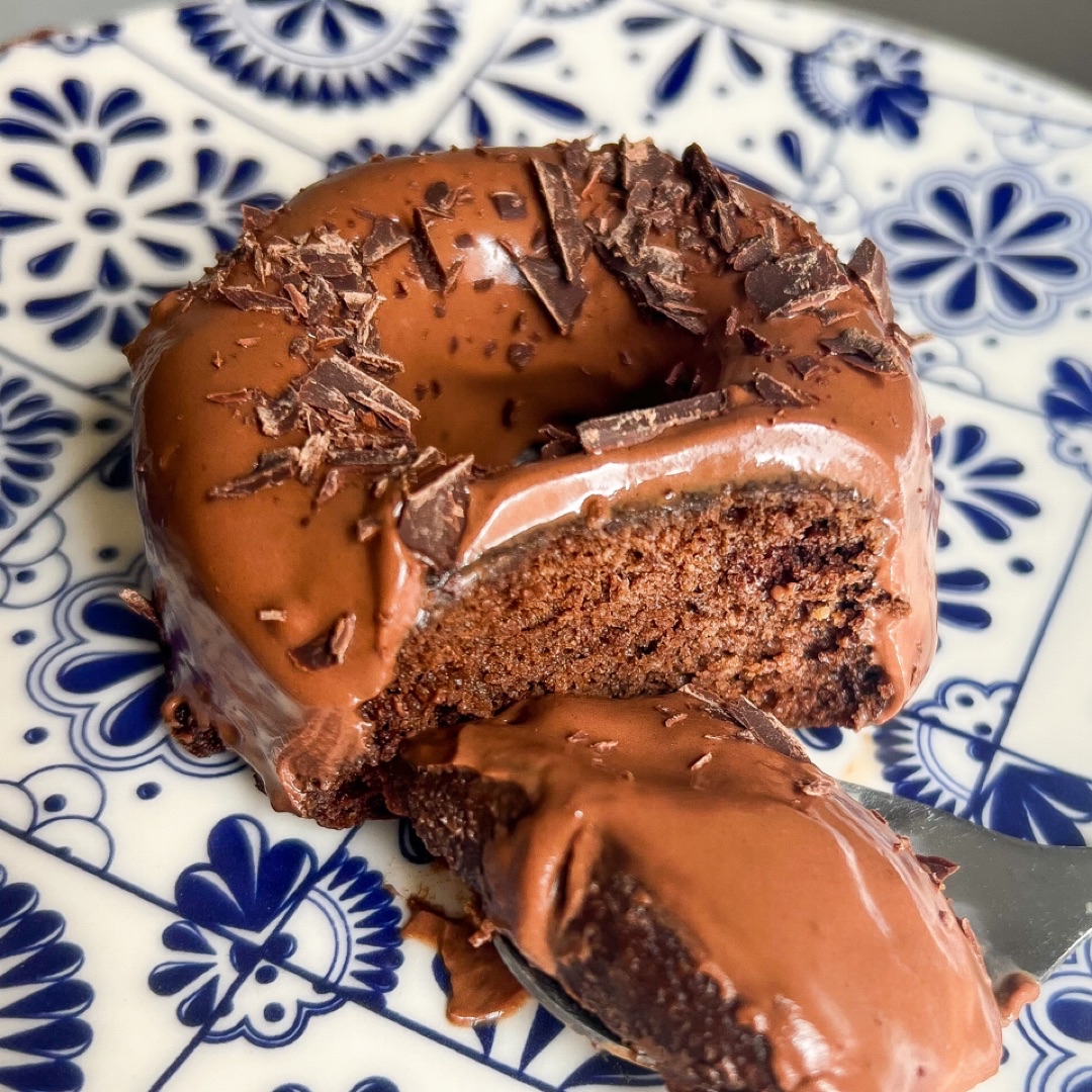 Donuts exprés de boniato con frosting de queso y chocolate 