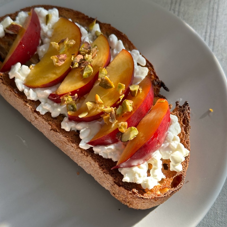 Tosta de nectarina y requesón 