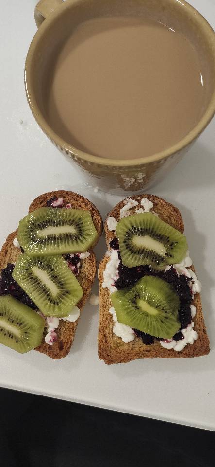 Tostadas pan dextrin integral con queso cottage, mermelada mora casera y kiwi 