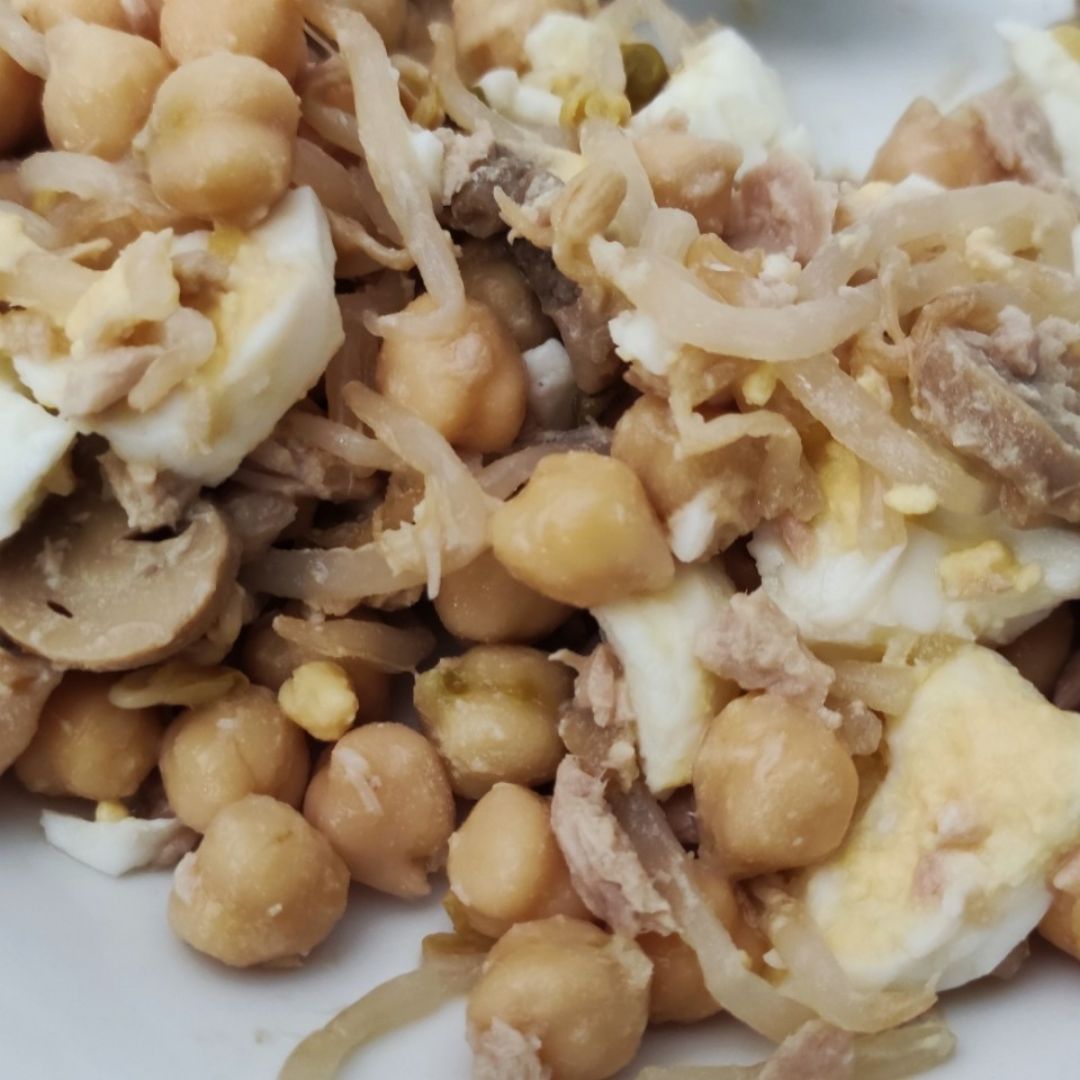 Ensalada de garbanzos con atún, huevo y brotes de soja Ensalada de garbanzos con atún, huevo y brotes de soja