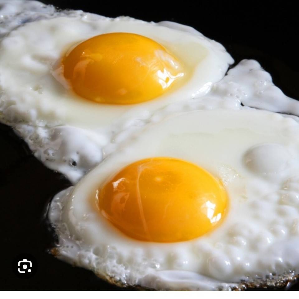 Dos piezas de huevos fritos acompañados de una tortilla.