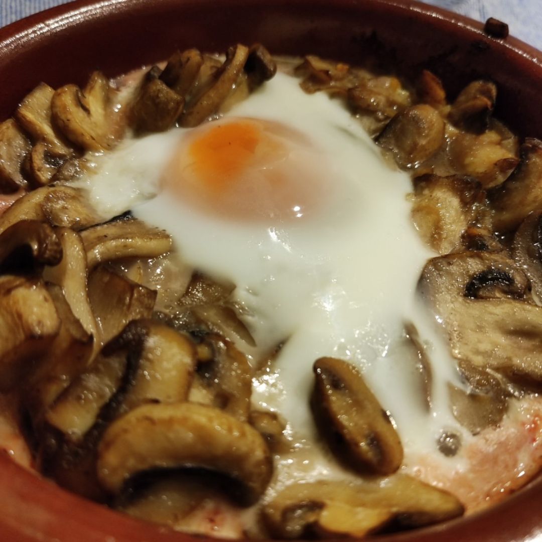 Champiñones con huevo al horno Champiñones con huevo al horno