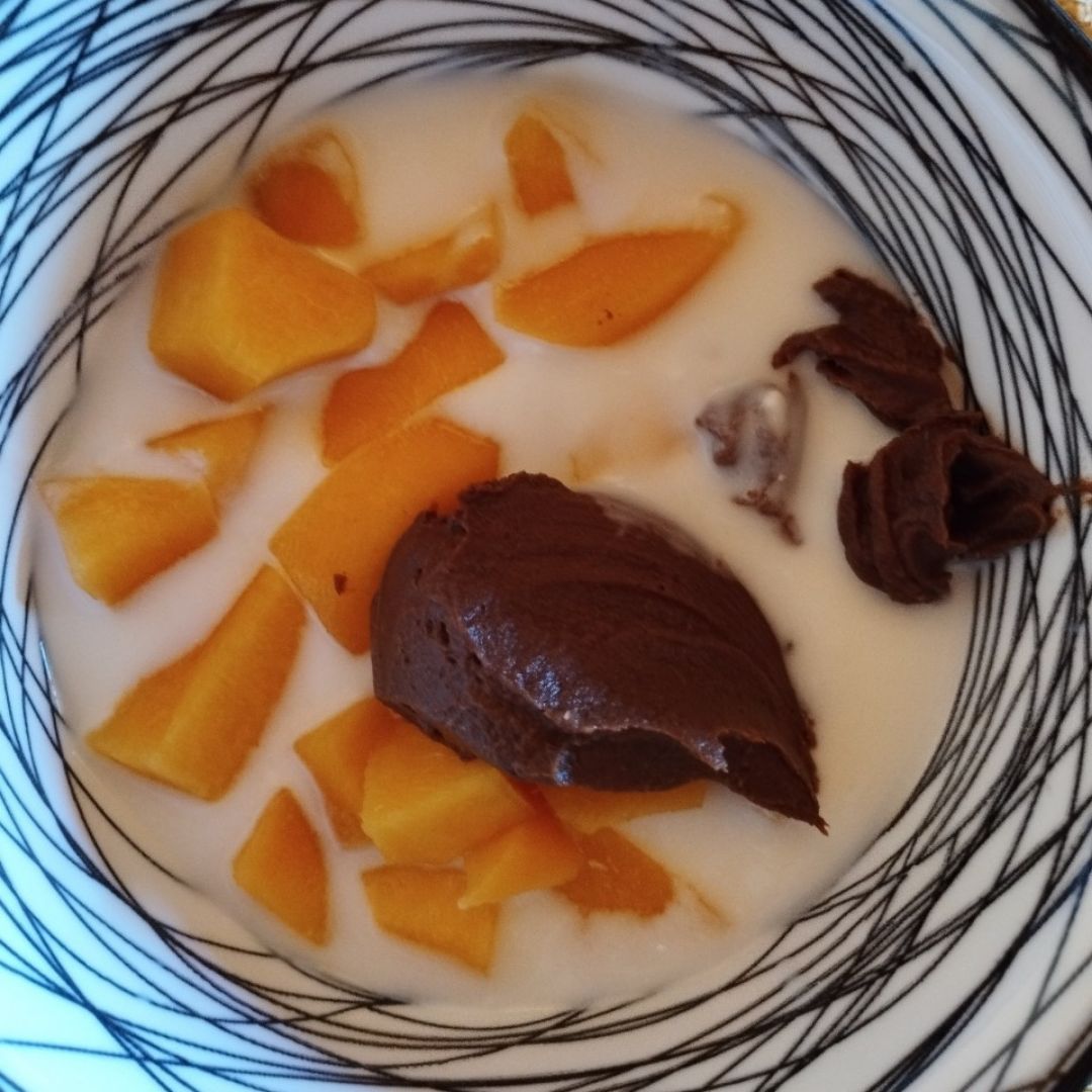 Bol de yogur de cabra con fruta y crema de cacao