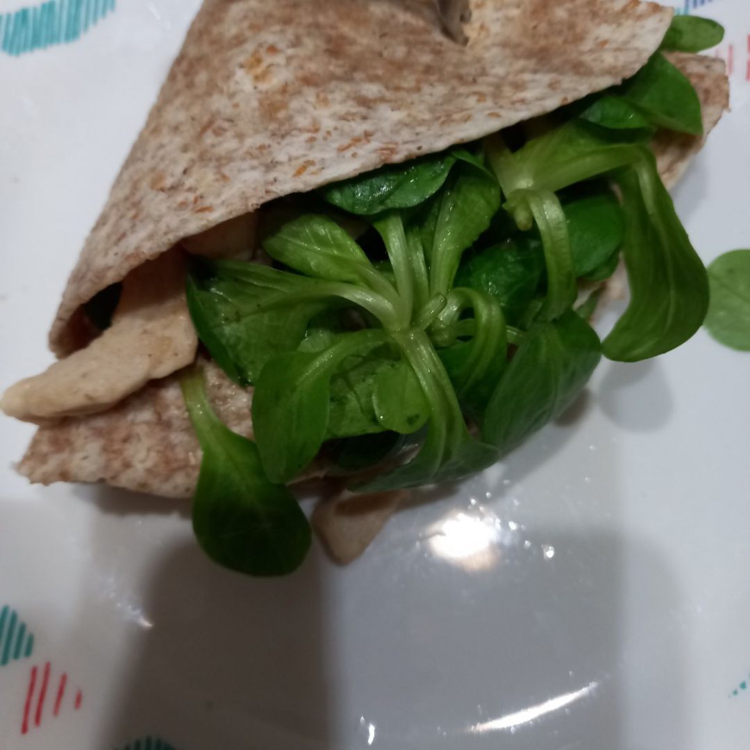 Fajita /wrap con pechuga de pollo , pavo y canónigos Fajita /wrap con pechuga de pollo , pavo y canónigos