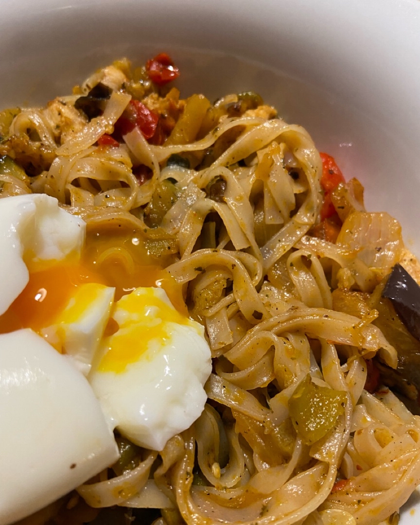 Noodles de arroz con verduras, pollo y huevo 🤤