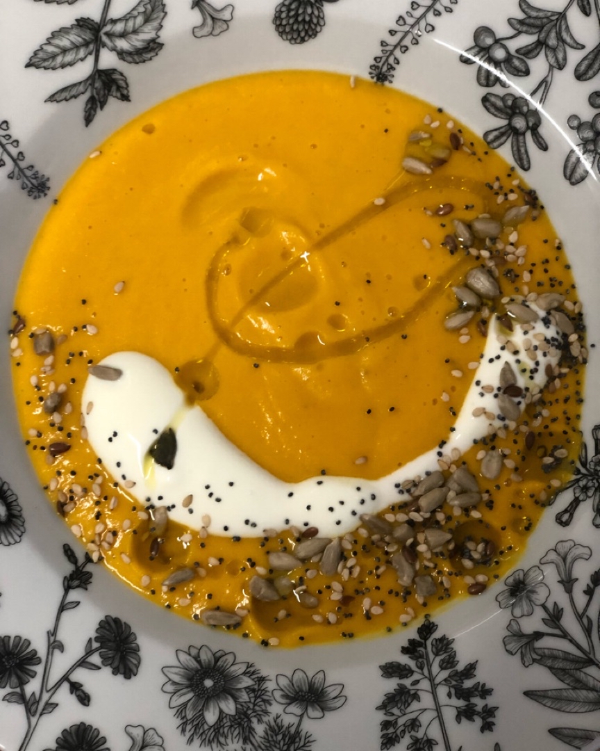 Crema de calabaza asada con yogur griego y cúrcuma Crema de calabaza asada con yogur griego y cúrcuma