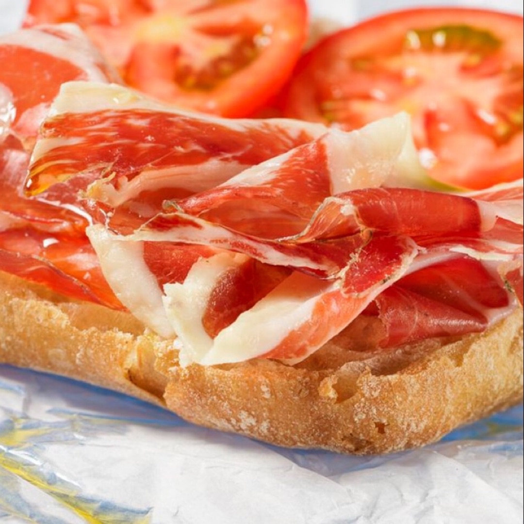 1 rebanada de integral o centeno y jamón curado con tomate o con aguacate y pavo 1 rebanada de integral o centeno y jamón curado con tomate o con aguacate y pavo