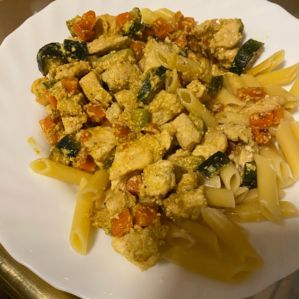 Pollo con curry y pasta Pollo con curry y pasta