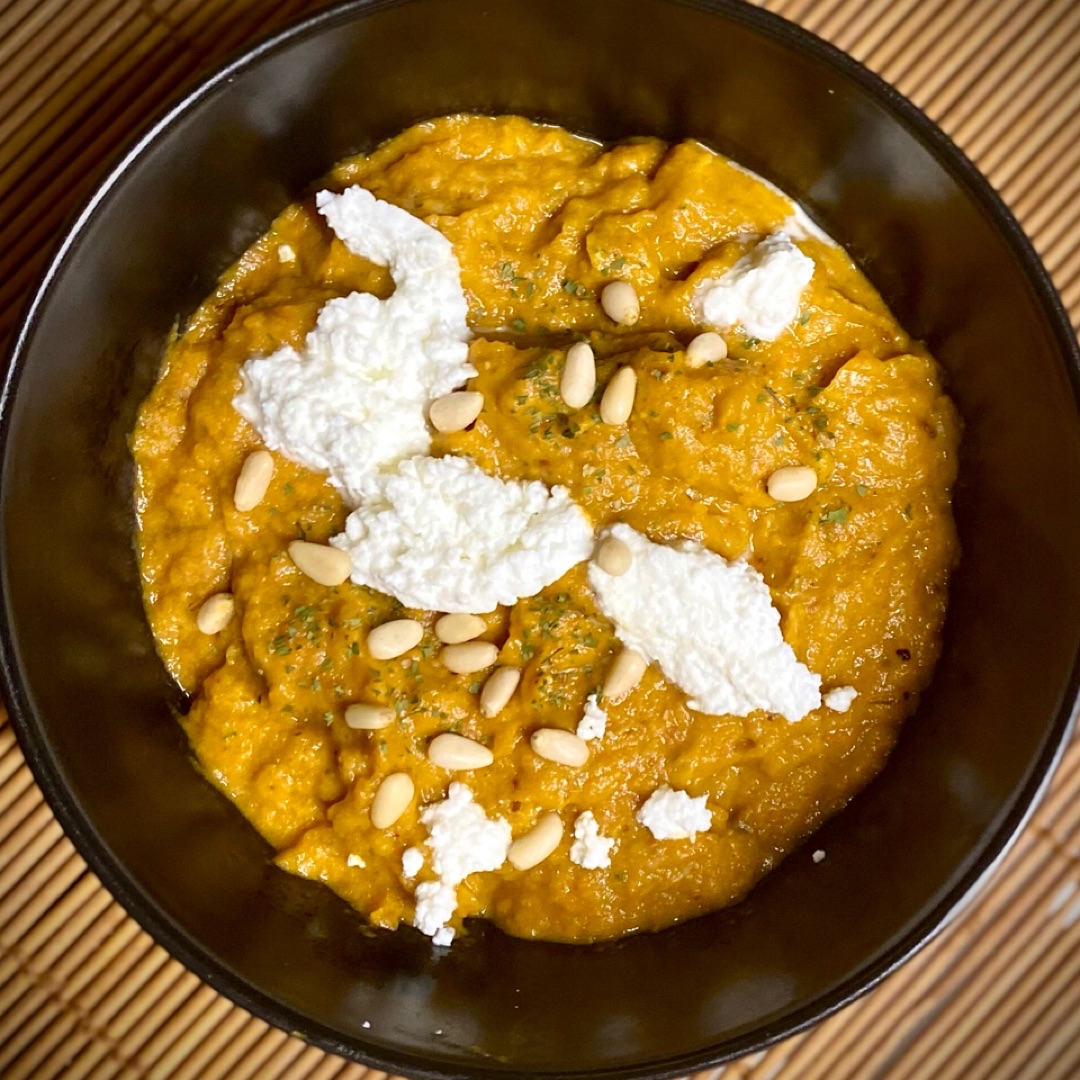 Crema de tomate kumato con ricotta y piñones Crema de tomate kumato con ricotta y piñones