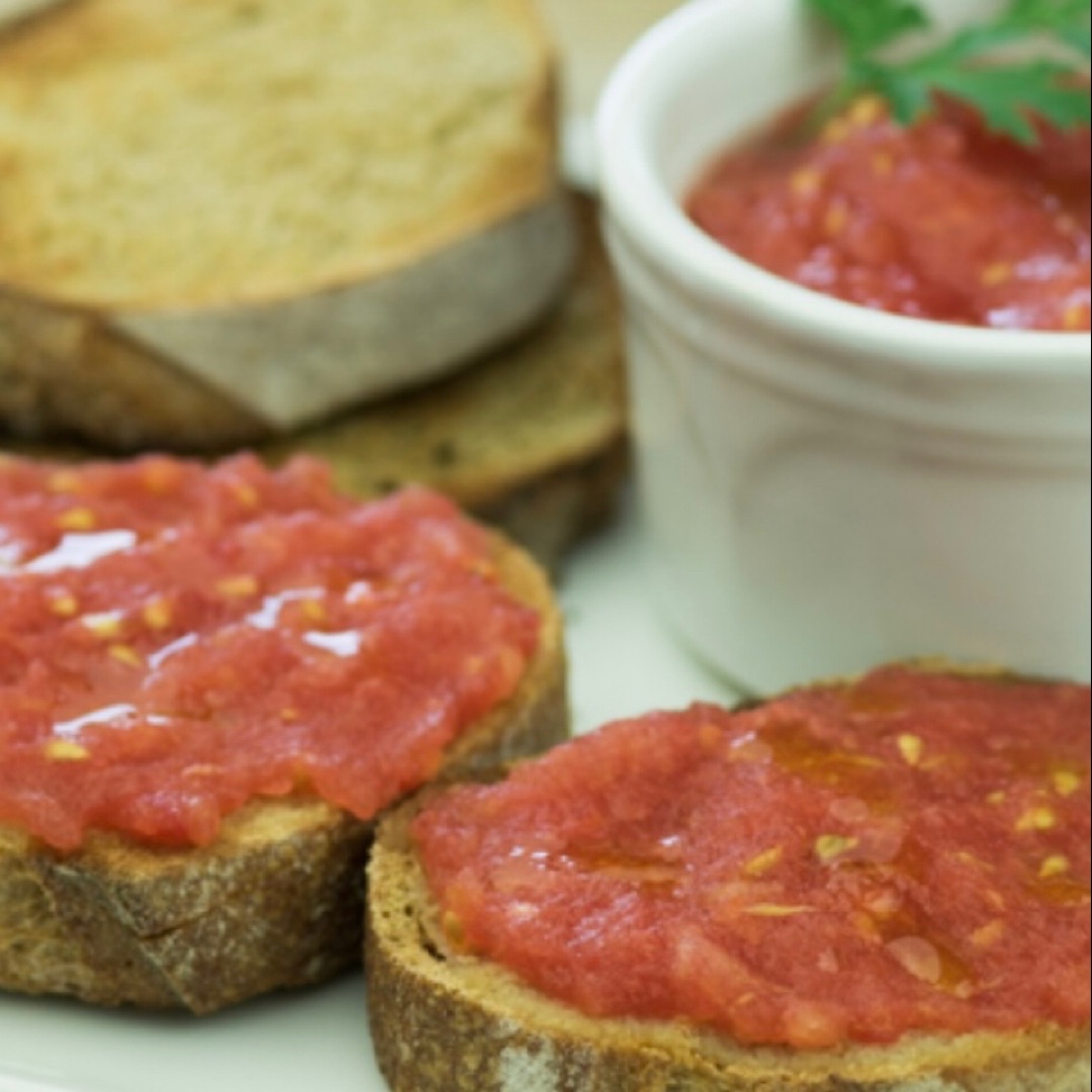 Tostadas integrales con tomate y AOVE Tostadas integrales con tomate y AOVE