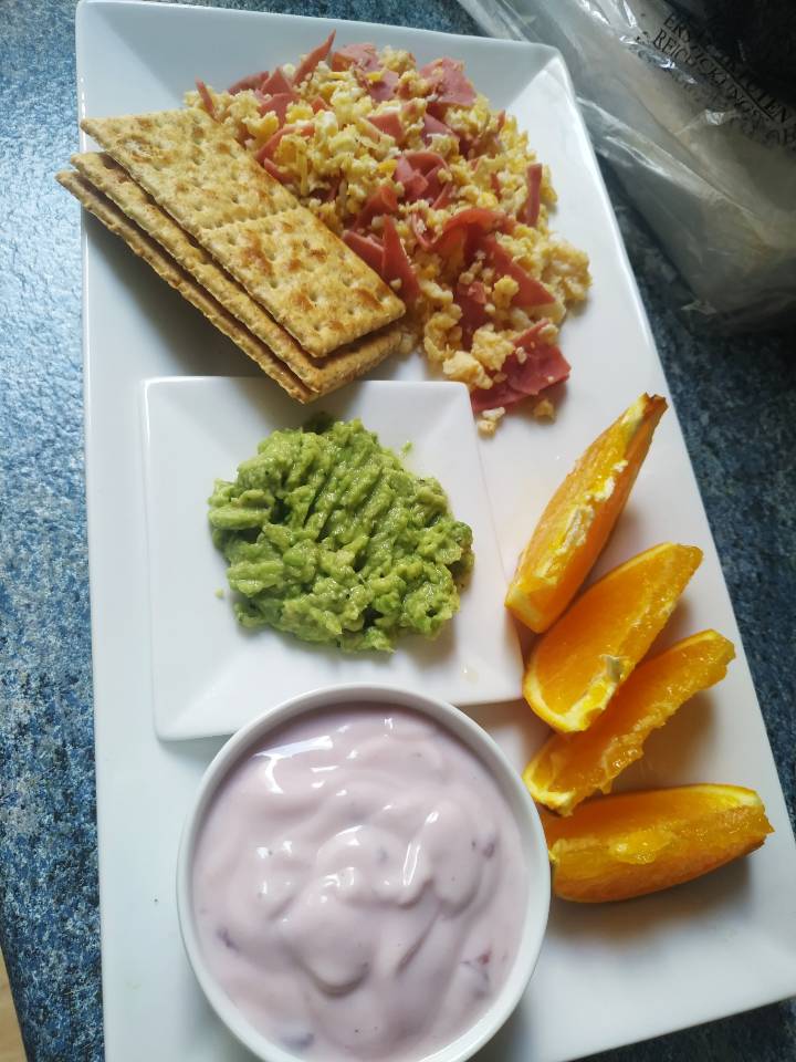 Huevo revuelto con mortadela de pavo, aguacate, crackers integral, Yogurt desnatada y te de Poleo menta Huevo revuelto con mortadela de pavo, aguacate, crackers integral, Yogurt desnatada y te de Poleo menta