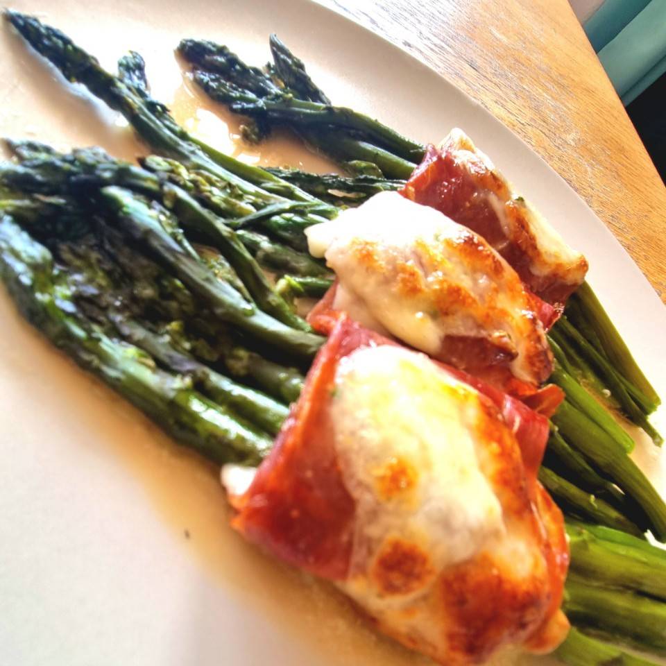 Espárragos con jamón y mozzarella Espárragos con jamón y mozzarella