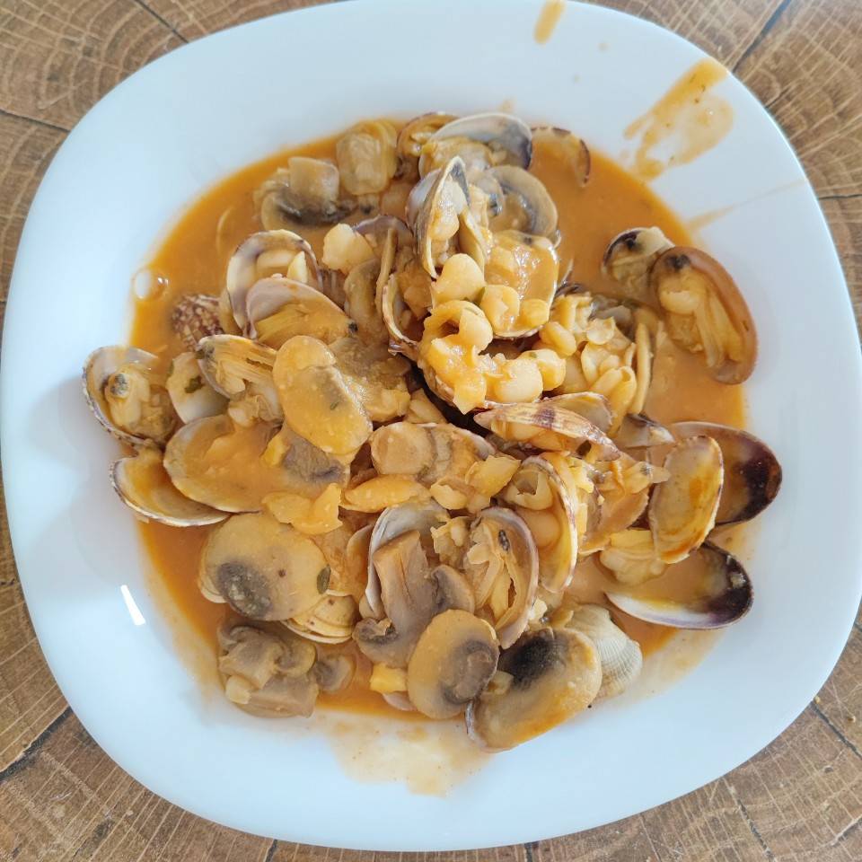 Alubias con almejas y champiñones Alubias con almejas y champiñones