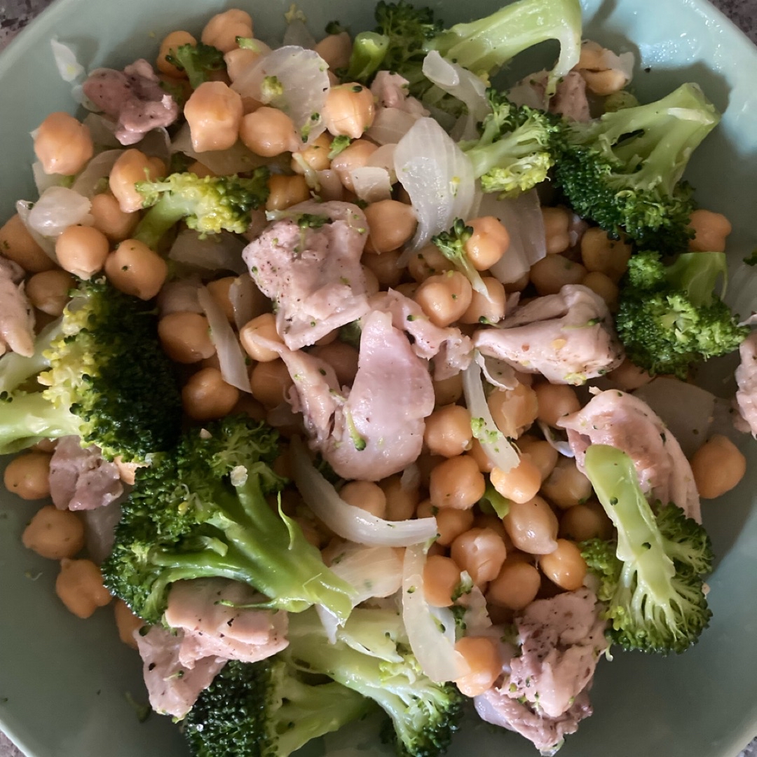 Garbanzos con brócoli y pollo