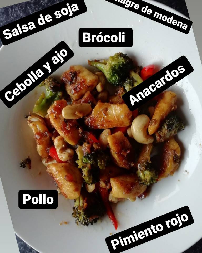 Pollo salteado con anacardos y brócoli Pollo salteado con anacardos y brócoli