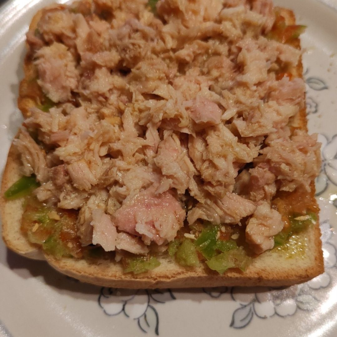 Tosta de vinagreta y bonito Tosta de vinagreta y bonito