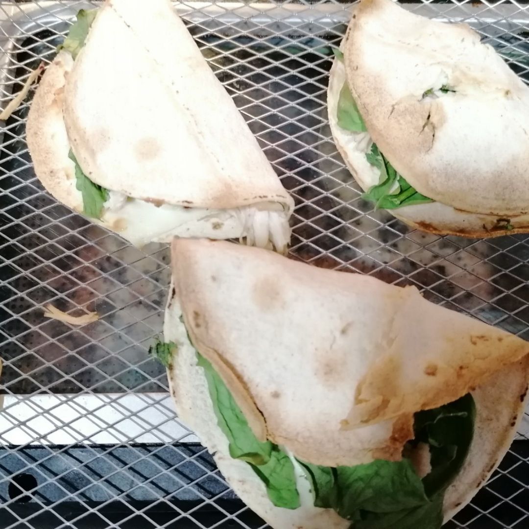 Tortitas con queso crema, pollo, espinacas 
