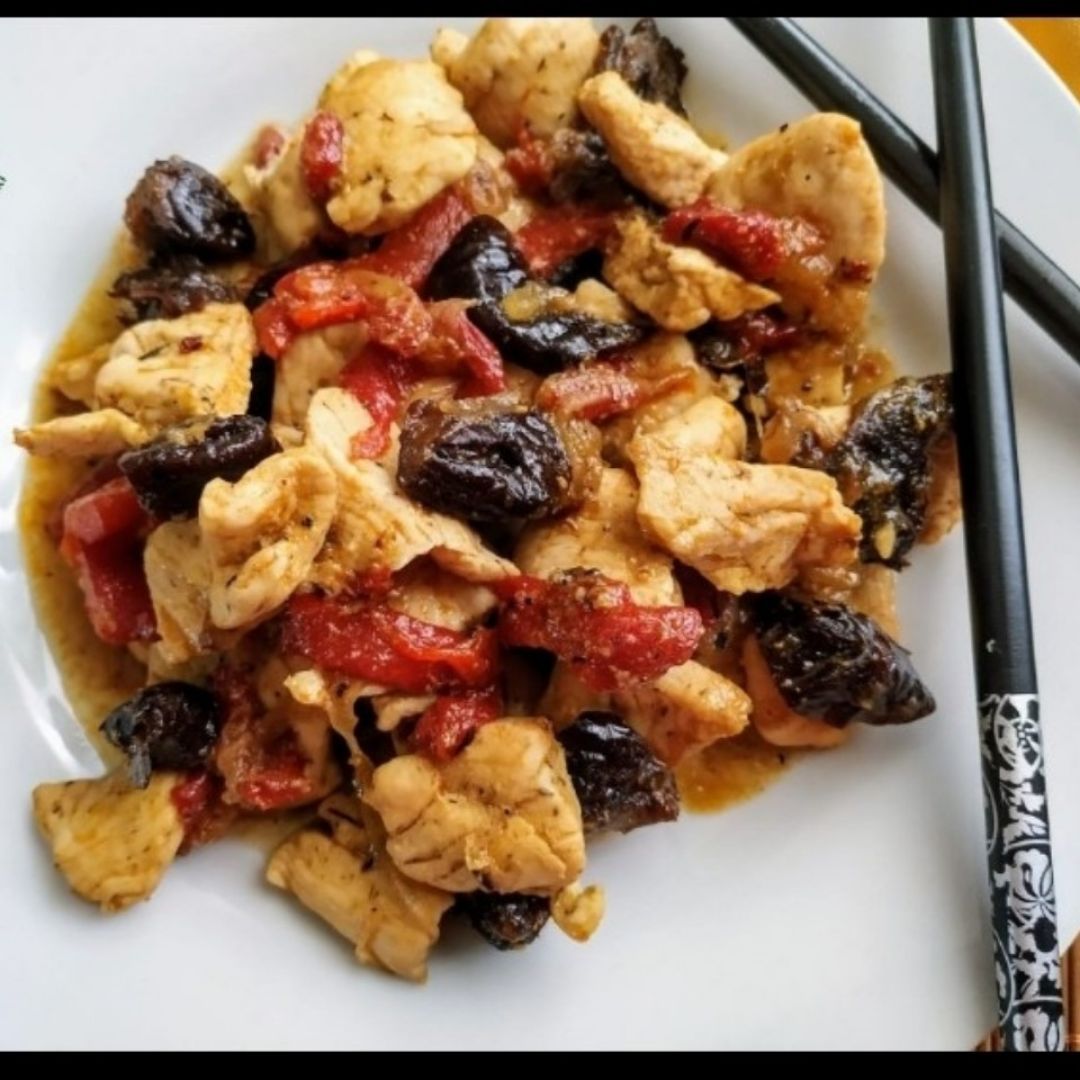 Pechuga salteada con pimientos y ciruelas pasas Pechuga salteada con pimientos y ciruelas pasas