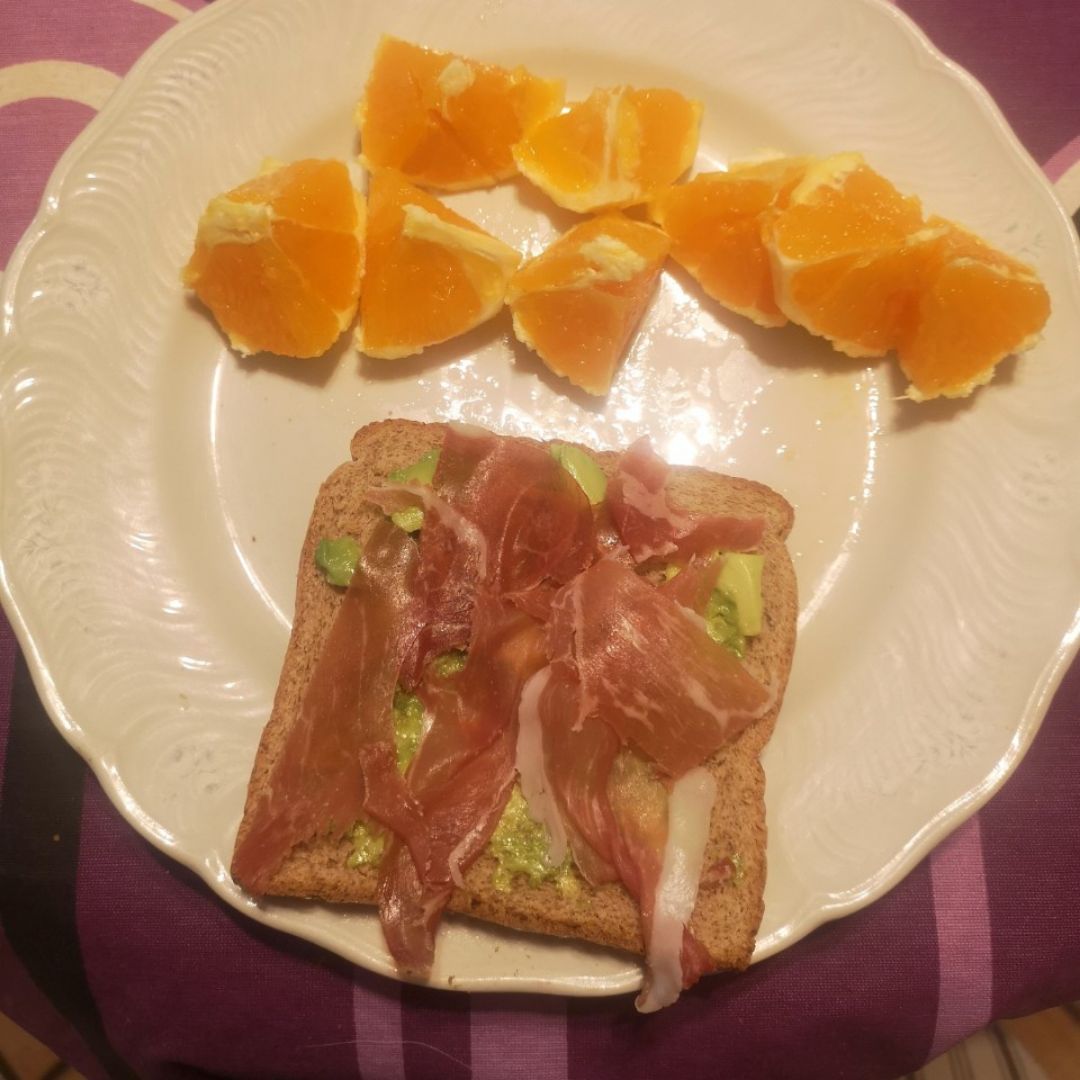 Tostada de aguacate y jamón con naranja Tostada de aguacate y jamón con naranja