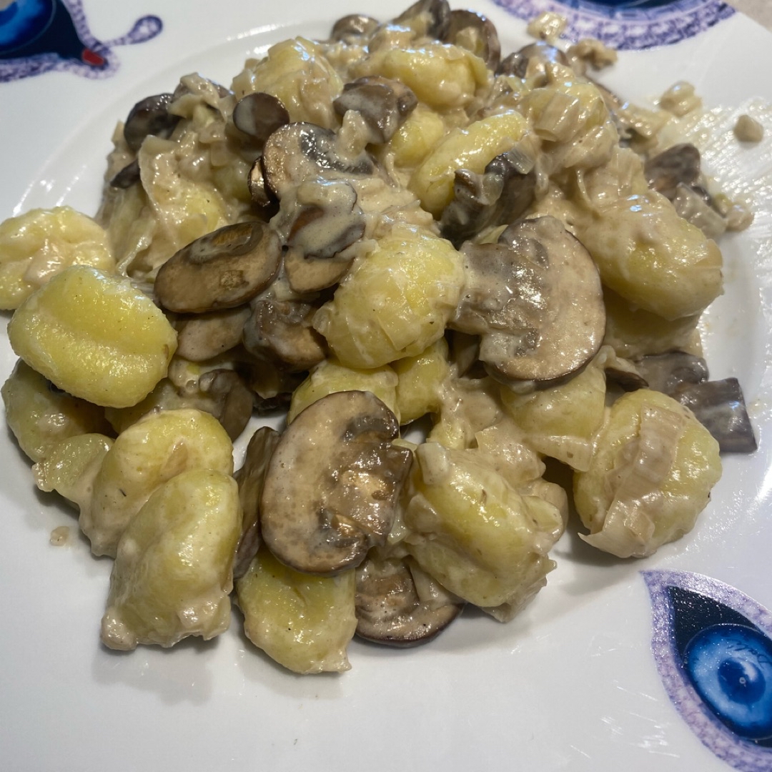 Ñoquis con champiñones, puerro y cebolla Ñoquis con champiñones, puerro y cebolla