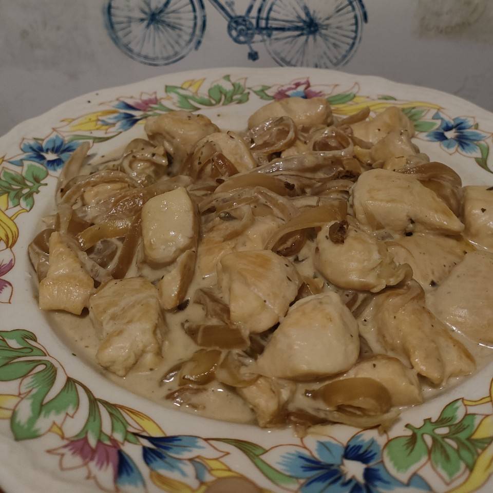 Pollo con cebolla pochada y salsa de queso crema finas hierbas Pollo con cebolla pochada y salsa de queso crema finas hierbas
