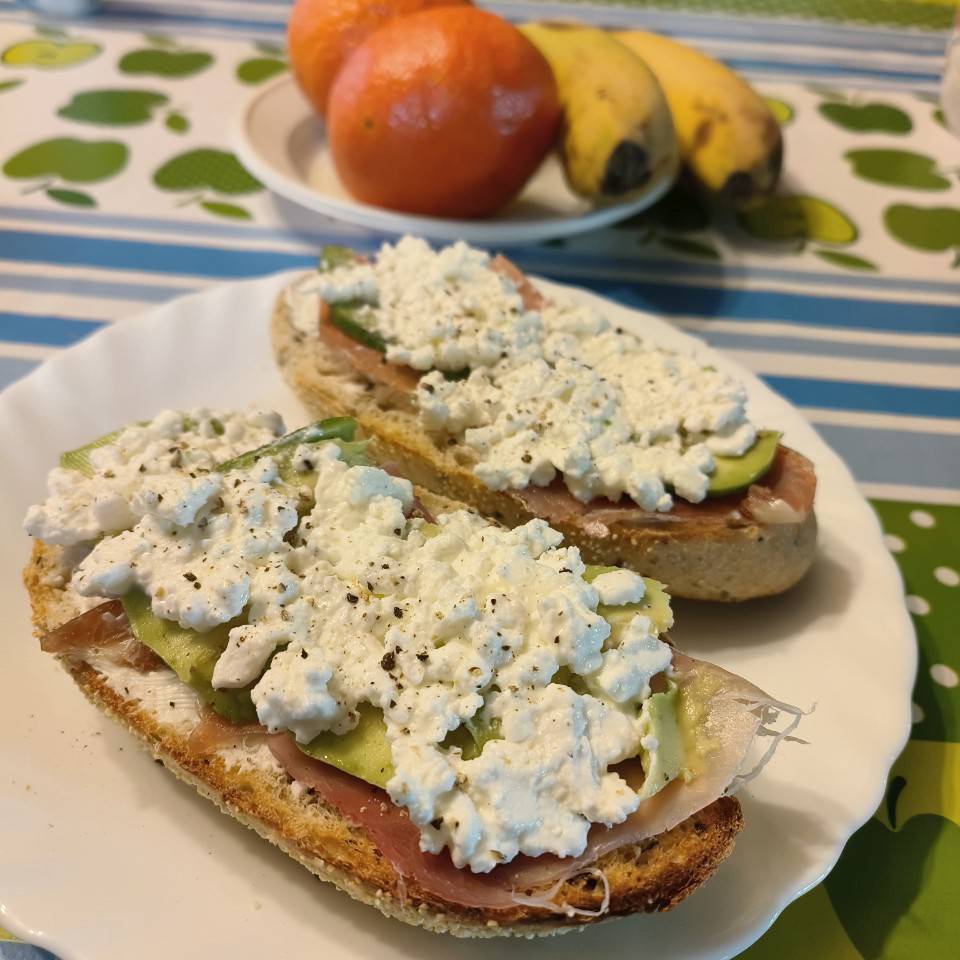 Tostada con jamón, aguacate y queso 