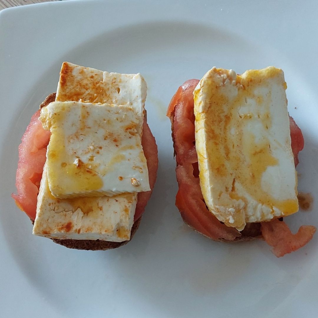 Tosta tomate queso fresco