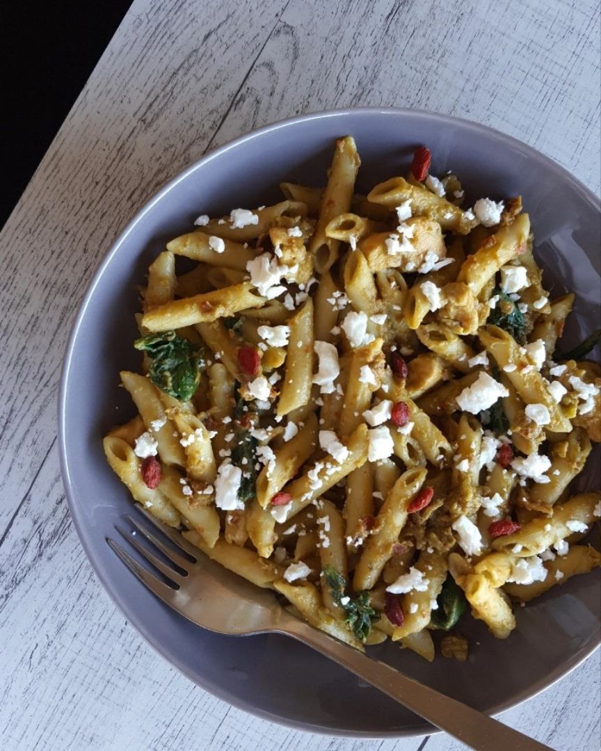 Macarrones con salsa de aguacate
