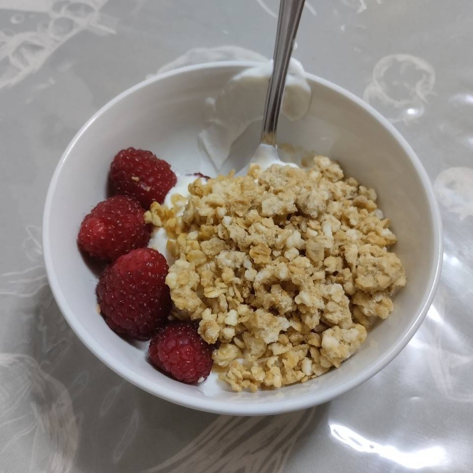 Bowl de queso fresco batido con frambuesas y muesli Bowl de queso fresco batido con frambuesas y muesli