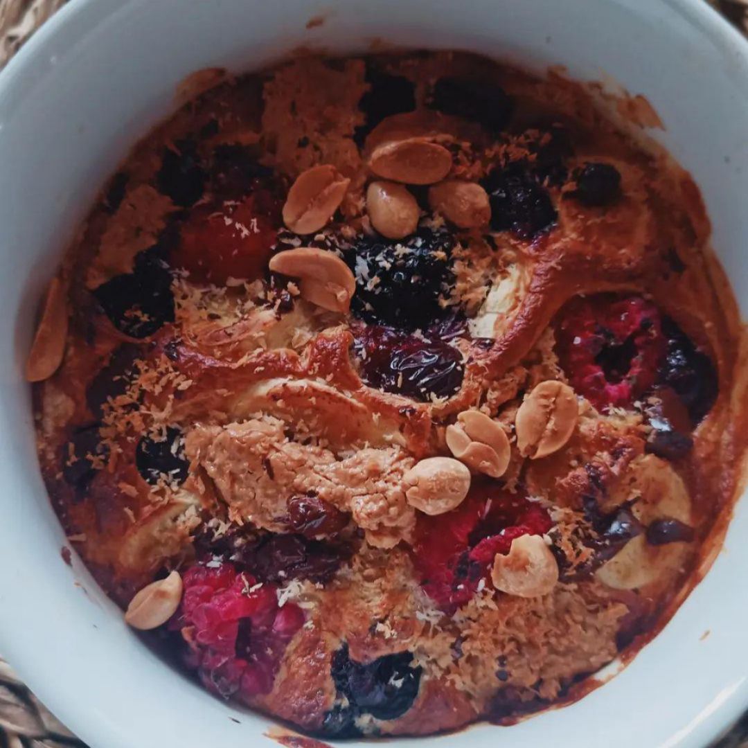 AVENA HORNEADA DE PLATANO, CACAHUETE, FRUTOS ROJOS Y CHOCOLATE 