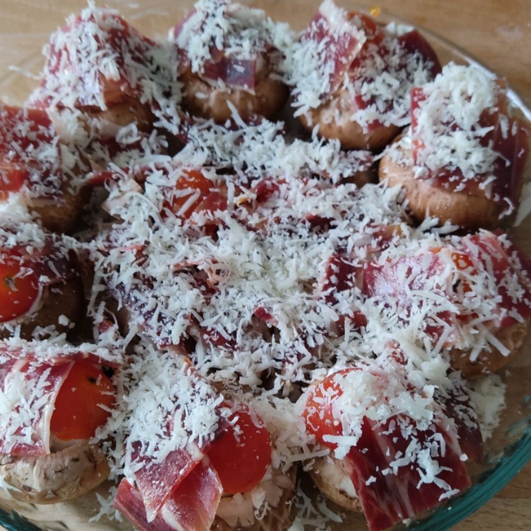 CHAMPIÑONES CON JAMON Y QUESOS CHAMPIÑONES CON JAMON Y QUESOS